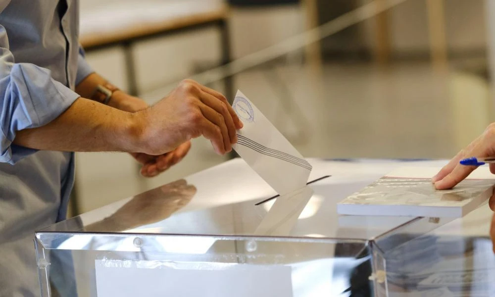 Δημοσκόπηση Metron Analysis: Κάτω από 40% ΝΔ και ΠΑΣΟΚ, δεύτερο κόμμα η Πλεύση Ελευθερίας